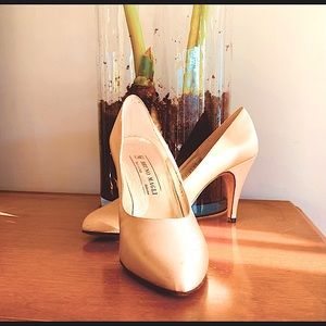 ☃️ BRUNO MAGLI, bone satin, ELEGANT like new. 8b. comp NORDSTROM $350.
dyable!